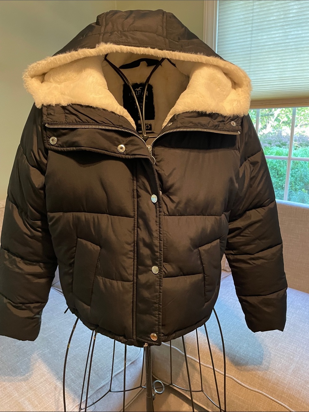 Brand new, never worn Hollister Black Puffer Jacket with Cream Faux Fur Hood